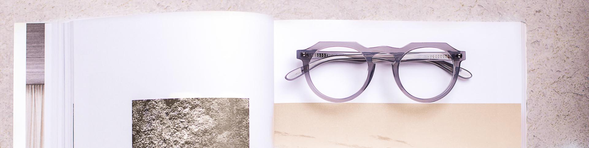 Occhiali Nowave appoggiati su un libro aperto