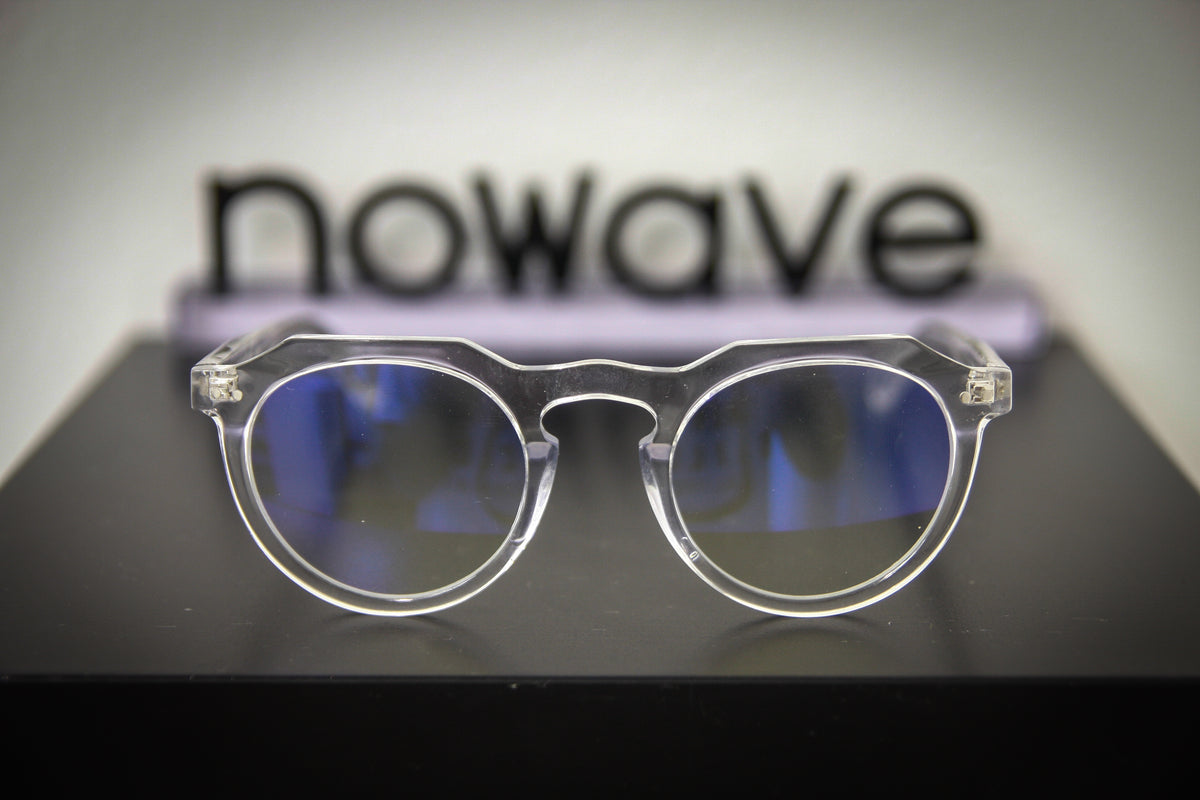 Occhiali Nowave davanti al logo