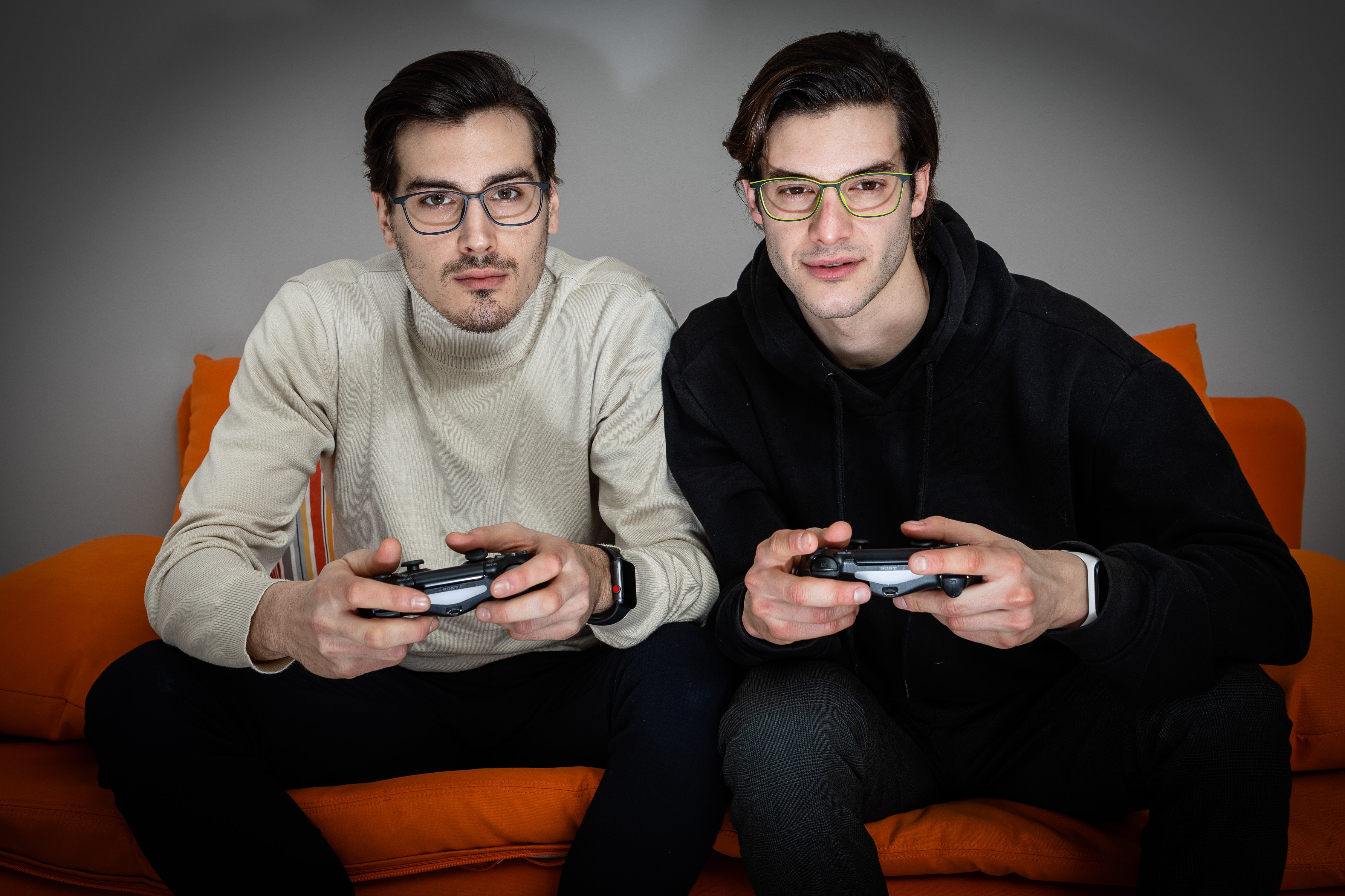 Ragazzi con occhiali Nowave che giocano ai videogiochi